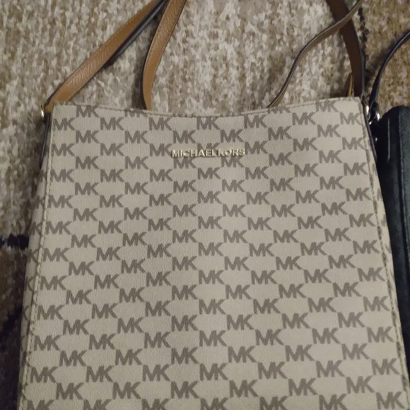 Michael Kors Crossbody 🤎🖤 - Picture 3 of 9